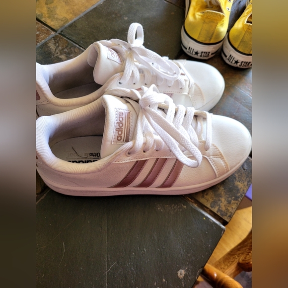 Lightly worn addidas - Picture 2 of 3